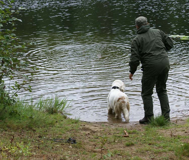 Hilla_water_retrieving_28Aug2010_a
