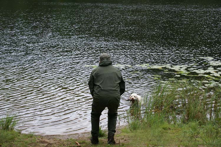 Hilla_water_retrieving_28Aug2010_d