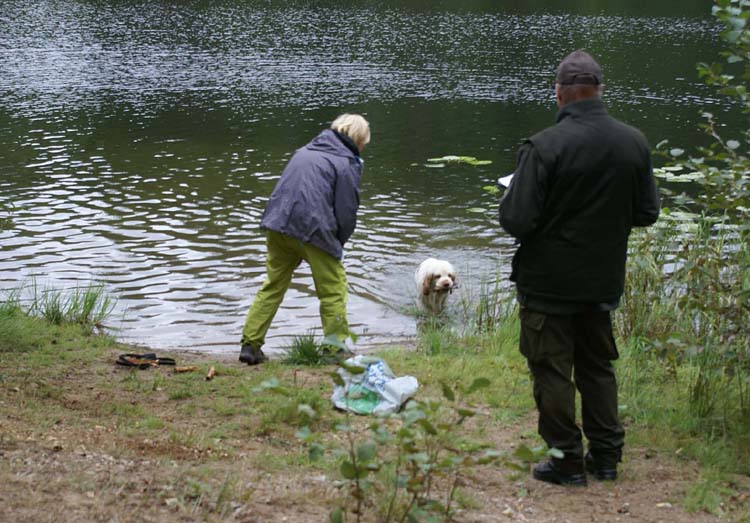Keke_water_retrieving_28Aug2010_a