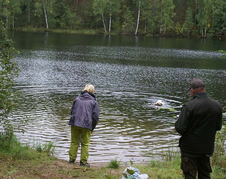 Keke_water_retrieving_28Aug2010_b