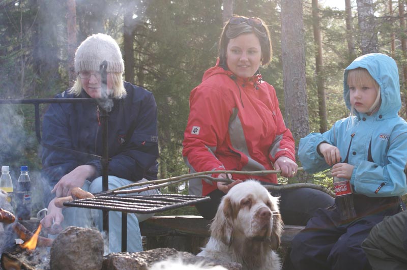 BBQing_Eeva_Siiri_Riikka_31March2007_a